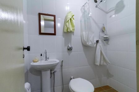 Casa à venda com 222m², 3 quartos e 4 vagas Casa à venda com 222m², 3 quartos e 4 vagasBanheiro de serviço