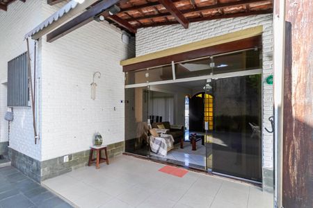 Casa à venda com 222m², 3 quartos e 4 vagas Casa à venda com 222m², 3 quartos e 4 vagasVaranda