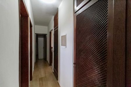 Casa à venda com 222m², 3 quartos e 4 vagas Casa à venda com 222m², 3 quartos e 4 vagasCorredor