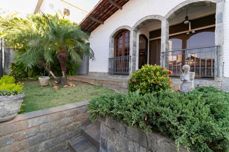 Casa à venda com 222m², 3 quartos e 4 vagas Casa à venda com 222m², 3 quartos e 4 vagasEntrada