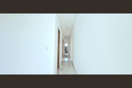 Casa à venda com 180m², 3 quartos e 2 vagasCorredor 