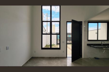 Casa à venda com 85m², 3 quartos e 2 vagas Casa à venda com 85m², 3 quartos e 2 vagasSala/Cozinha