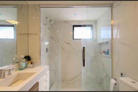 Apartamento à venda com 242m², 4 quartos e 4 vagasBanheiro do Quarto 3