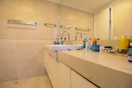 Apartamento à venda com 242m², 4 quartos e 4 vagasBanheiro do Quarto 2