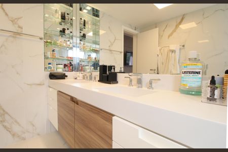 Apartamento à venda com 242m², 4 quartos e 4 vagasBanheiro do Quarto 3