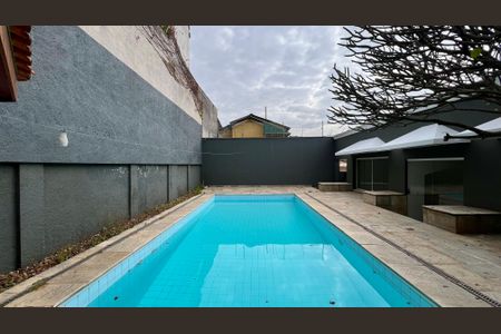 Casa à venda com 425m², 4 quartos e 2 vagas Casa à venda com 425m², 4 quartos e 2 vagasPiscina