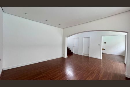 Casa à venda com 425m², 4 quartos e 2 vagas Casa à venda com 425m², 4 quartos e 2 vagasSala de TV