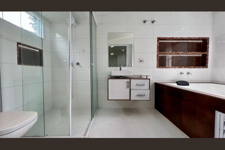 Casa à venda com 425m², 4 quartos e 2 vagas Casa à venda com 425m², 4 quartos e 2 vagasBanheiro da Suíte 2