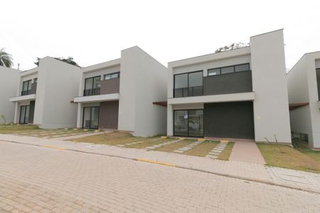 Casa de condomínio à venda com 208m², 3 quartos e 2 vagas Casa de condomínio à venda com 208m², 3 quartos e 2 vagasFachada