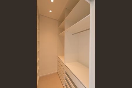 Casa de condomínio à venda com 208m², 3 quartos e 2 vagas Casa de condomínio à venda com 208m², 3 quartos e 2 vagasCloset da suíte