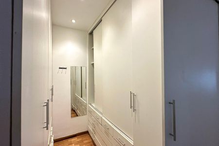 Apartamento à venda com 267m², 4 quartos e 1 vaga Apartamento à venda com 267m², 4 quartos e 1 vagaSuíte
