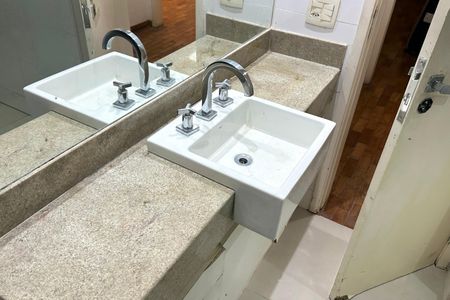 Apartamento à venda com 267m², 4 quartos e 1 vaga Apartamento à venda com 267m², 4 quartos e 1 vagaBanheiro Social 2