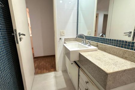 Apartamento à venda com 267m², 4 quartos e 1 vaga Apartamento à venda com 267m², 4 quartos e 1 vagaBanheiro Social