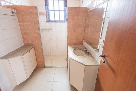 Casa à venda com 300m², 6 quartos e 4 vagas Casa à venda com 300m², 6 quartos e 4 vagasSuíte Banheiro