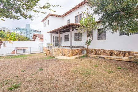 Casa à venda com 300m², 6 quartos e 4 vagas Casa à venda com 300m², 6 quartos e 4 vagasQuintal