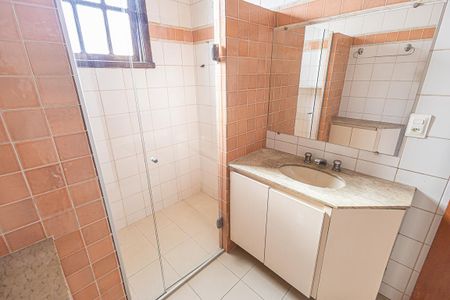 Casa à venda com 300m², 6 quartos e 4 vagas Casa à venda com 300m², 6 quartos e 4 vagasSuíte Banheiro