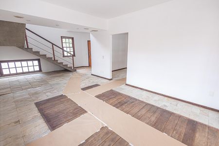 Casa à venda com 300m², 6 quartos e 4 vagas Casa à venda com 300m², 6 quartos e 4 vagasSala