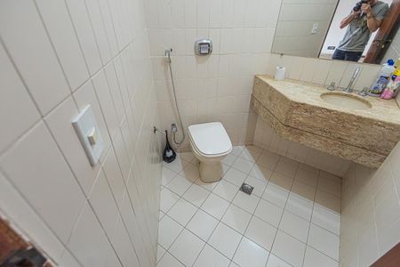 Casa à venda com 300m², 6 quartos e 4 vagas Casa à venda com 300m², 6 quartos e 4 vagasLavabo