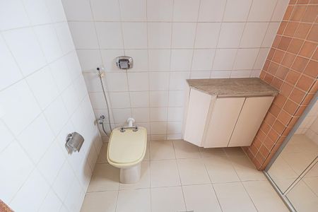 Casa à venda com 300m², 6 quartos e 4 vagas Casa à venda com 300m², 6 quartos e 4 vagasSuíte Banheiro