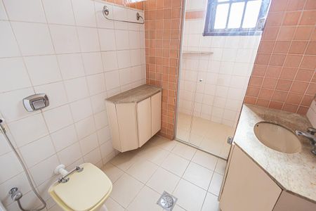 Casa à venda com 300m², 6 quartos e 4 vagas Casa à venda com 300m², 6 quartos e 4 vagasSuíte Banheiro