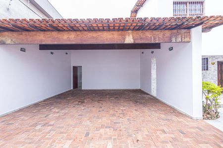 Casa à venda com 300m², 6 quartos e 4 vagas Casa à venda com 300m², 6 quartos e 4 vagasGaragem
