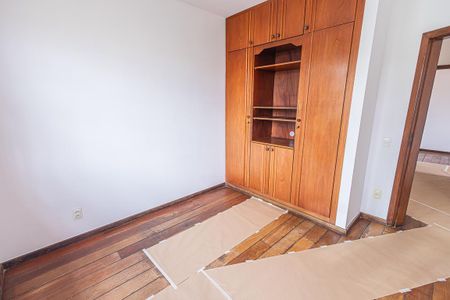 Casa à venda com 300m², 6 quartos e 4 vagas Casa à venda com 300m², 6 quartos e 4 vagasQuarto 2