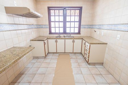 Casa à venda com 300m², 6 quartos e 4 vagas Casa à venda com 300m², 6 quartos e 4 vagasCozinha