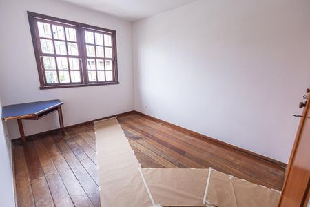 Casa à venda com 300m², 6 quartos e 4 vagas Casa à venda com 300m², 6 quartos e 4 vagasQuarto 4