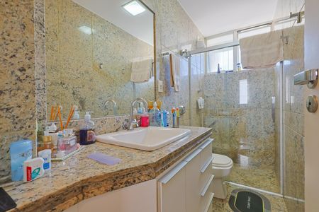 Apartamento à venda com 300m², 4 quartos e 3 vagas Apartamento à venda com 300m², 4 quartos e 3 vagasBanheiro