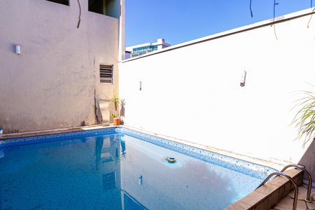 Casa à venda com 267m², 3 quartos e 6 vagas Casa à venda com 267m², 3 quartos e 6 vagasÁrea comum - Piscina