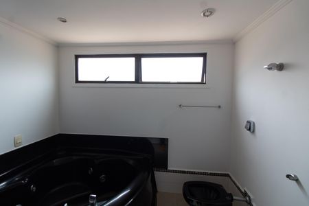 Apartamento à venda com 200m², 3 quartos e 2 vagas Apartamento à venda com 200m², 3 quartos e 2 vagasBanheiro da Suíte