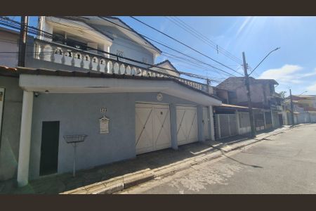 Casa à venda com 306m², 5 quartos e 3 vagasFachada do imóvel com placa QuintoAndar