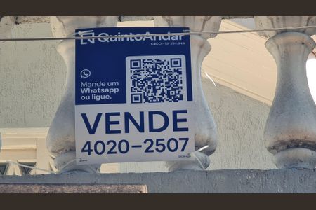 Casa à venda com 306m², 5 quartos e 3 vagasFachada do imóvel com placa QuintoAndar