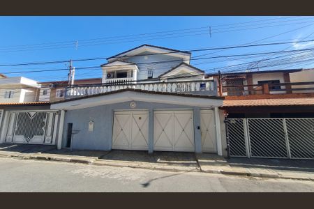 Casa à venda com 306m², 5 quartos e 3 vagasFachada do imóvel com placa QuintoAndar