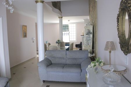 Casa à venda com 306m², 5 quartos e 3 vagasSala