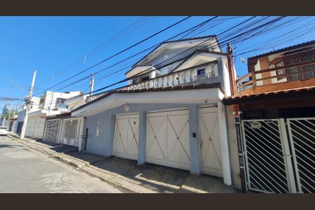 Casa à venda com 306m², 5 quartos e 3 vagasFachada do imóvel com placa QuintoAndar