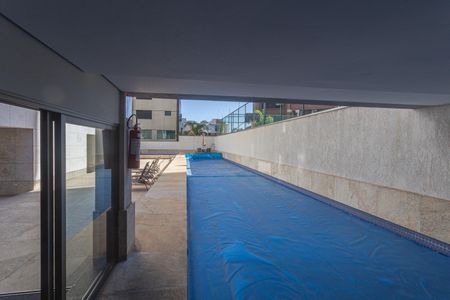 Apartamento à venda com 392m², 4 quartos e 5 vagas Apartamento à venda com 392m², 4 quartos e 5 vagasÁrea comum - Piscina