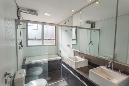 Apartamento à venda com 392m², 4 quartos e 5 vagas Apartamento à venda com 392m², 4 quartos e 5 vagasBanheiro da Suíte 1