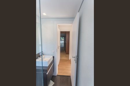 Apartamento à venda com 392m², 4 quartos e 5 vagas Apartamento à venda com 392m², 4 quartos e 5 vagasBanheiro da Suíte 2