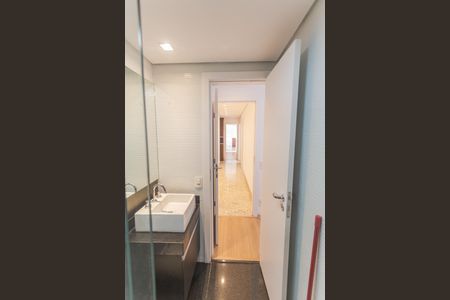 Apartamento à venda com 392m², 4 quartos e 5 vagas Apartamento à venda com 392m², 4 quartos e 5 vagasBanheiro da Suíte 4