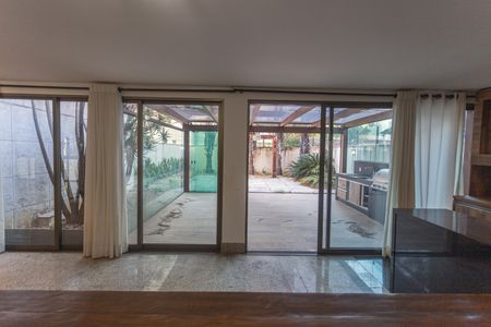 Apartamento à venda com 392m², 4 quartos e 5 vagas Apartamento à venda com 392m², 4 quartos e 5 vagasÁrea Privativa