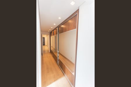 Apartamento à venda com 392m², 4 quartos e 5 vagas Apartamento à venda com 392m², 4 quartos e 5 vagasCloset da Suíte 1