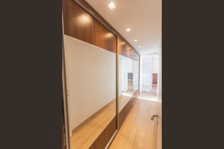 Apartamento à venda com 392m², 4 quartos e 5 vagas Apartamento à venda com 392m², 4 quartos e 5 vagasCloset da Suíte 1