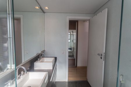 Apartamento à venda com 392m², 4 quartos e 5 vagas Apartamento à venda com 392m², 4 quartos e 5 vagasBanheiro da Suíte 1