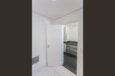 Apartamento à venda com 392m², 4 quartos e 5 vagas Apartamento à venda com 392m², 4 quartos e 5 vagasQuarto de Serviço