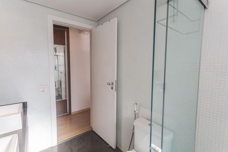 Apartamento à venda com 392m², 4 quartos e 5 vagas Apartamento à venda com 392m², 4 quartos e 5 vagasBanheiro da Suíte 1