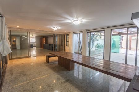 Apartamento à venda com 392m², 4 quartos e 5 vagas Apartamento à venda com 392m², 4 quartos e 5 vagasEspaço Gourmet