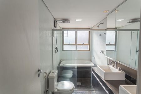 Apartamento à venda com 392m², 4 quartos e 5 vagas Apartamento à venda com 392m², 4 quartos e 5 vagasBanheiro da Suíte 1