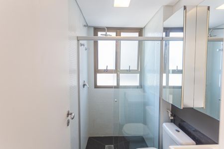 Apartamento à venda com 392m², 4 quartos e 5 vagas Apartamento à venda com 392m², 4 quartos e 5 vagasBanheiro da Suíte 2