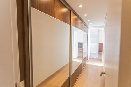 Apartamento à venda com 392m², 4 quartos e 5 vagas Apartamento à venda com 392m², 4 quartos e 5 vagasCloset da Suíte 1